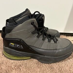 Fila boy’s size 6 like new!!